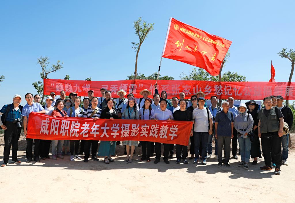英国正版365官方网站老年大学摄影班赴礼泉开展实践教学